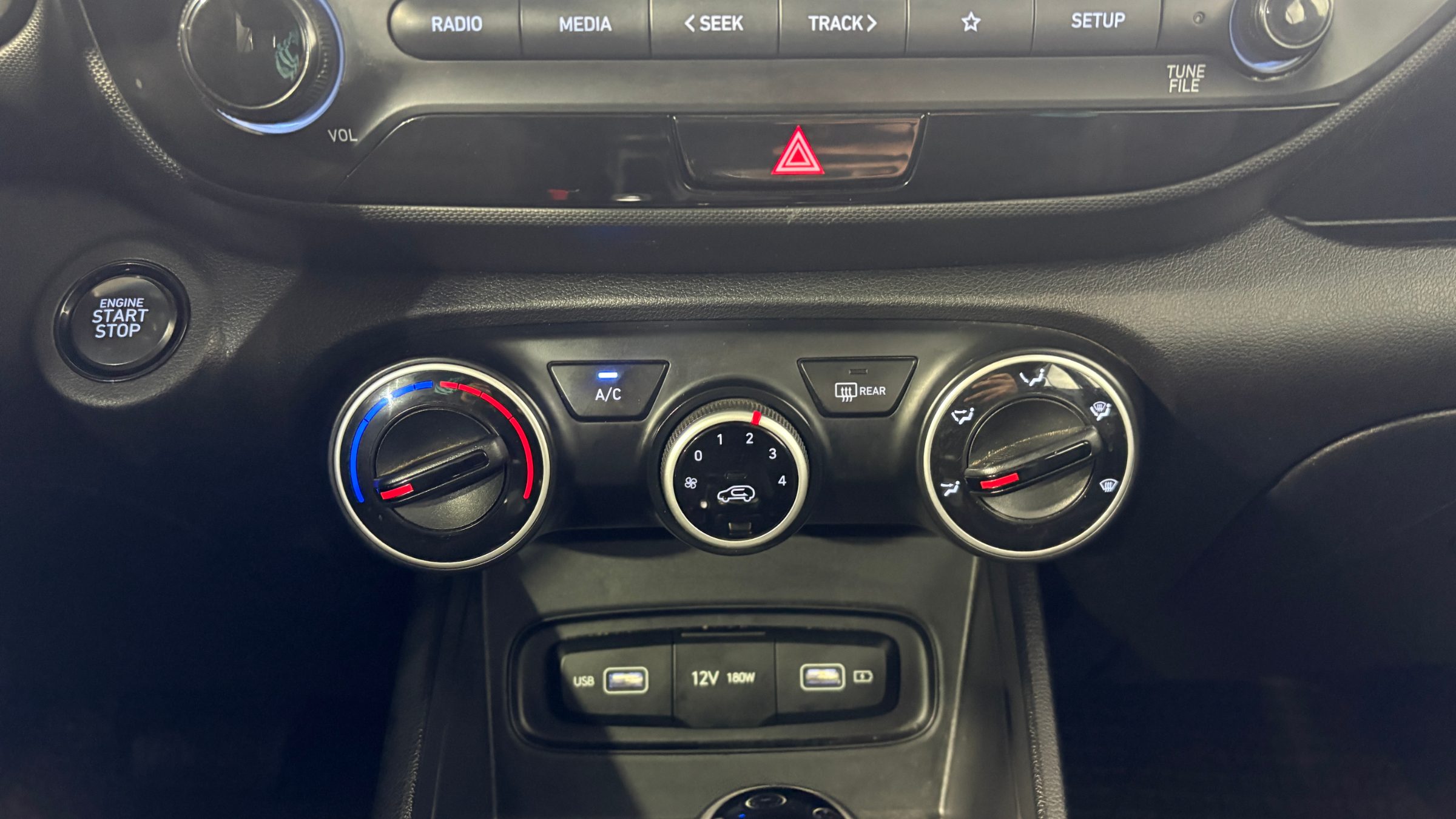 Hyundai Venue — foto 17 de 23