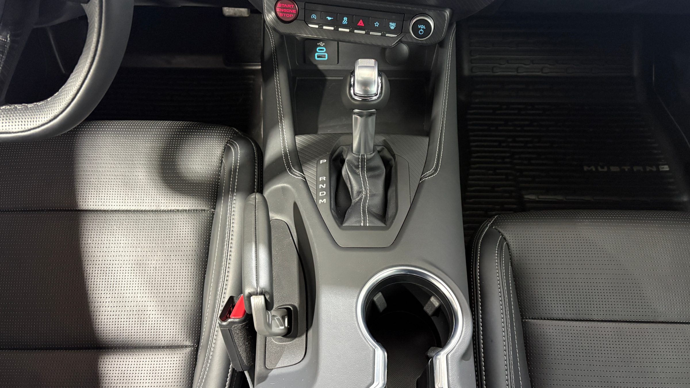Ford Mustang — foto 16 de 23