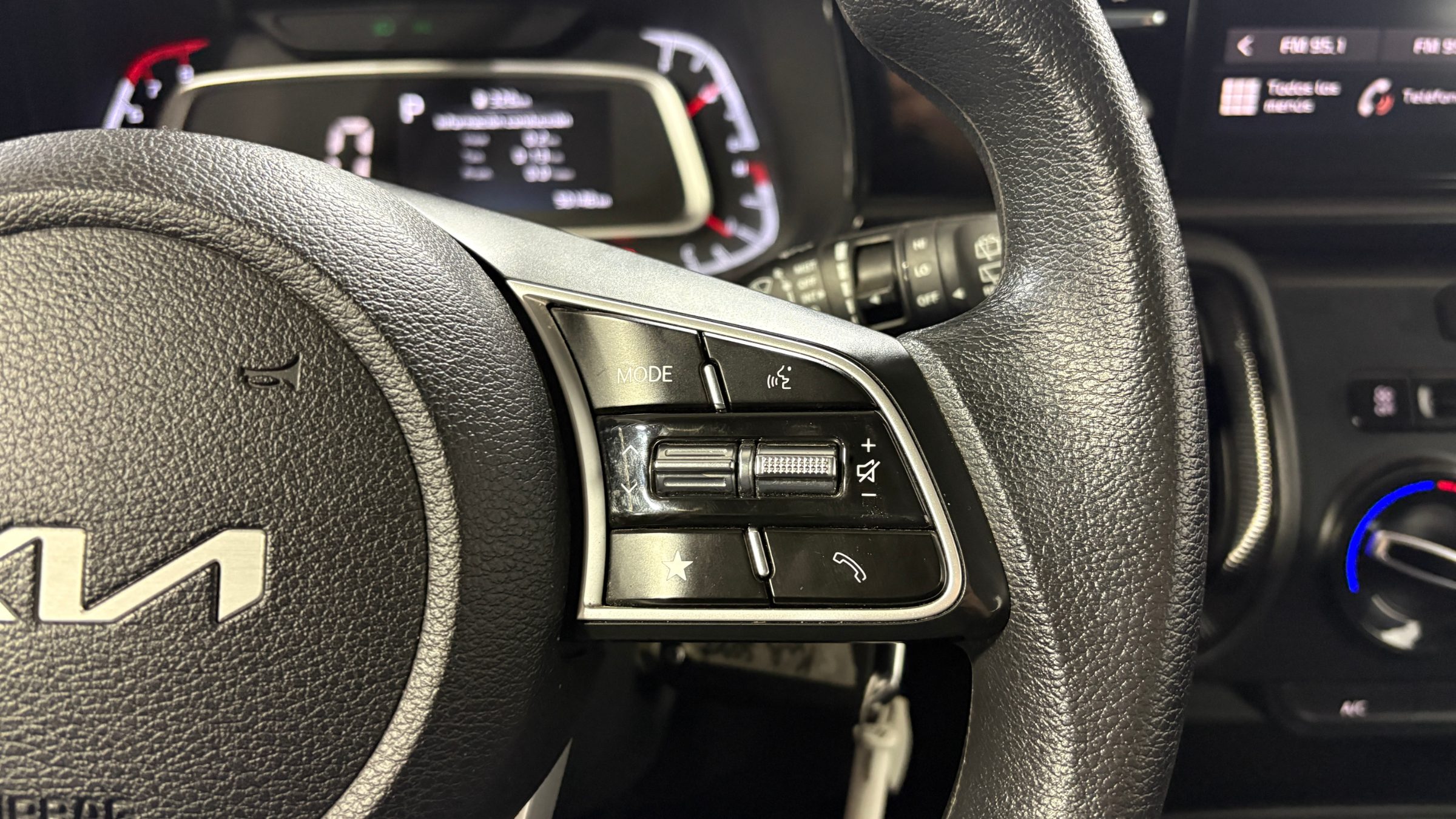 KIA Sonet — foto 15 de 22