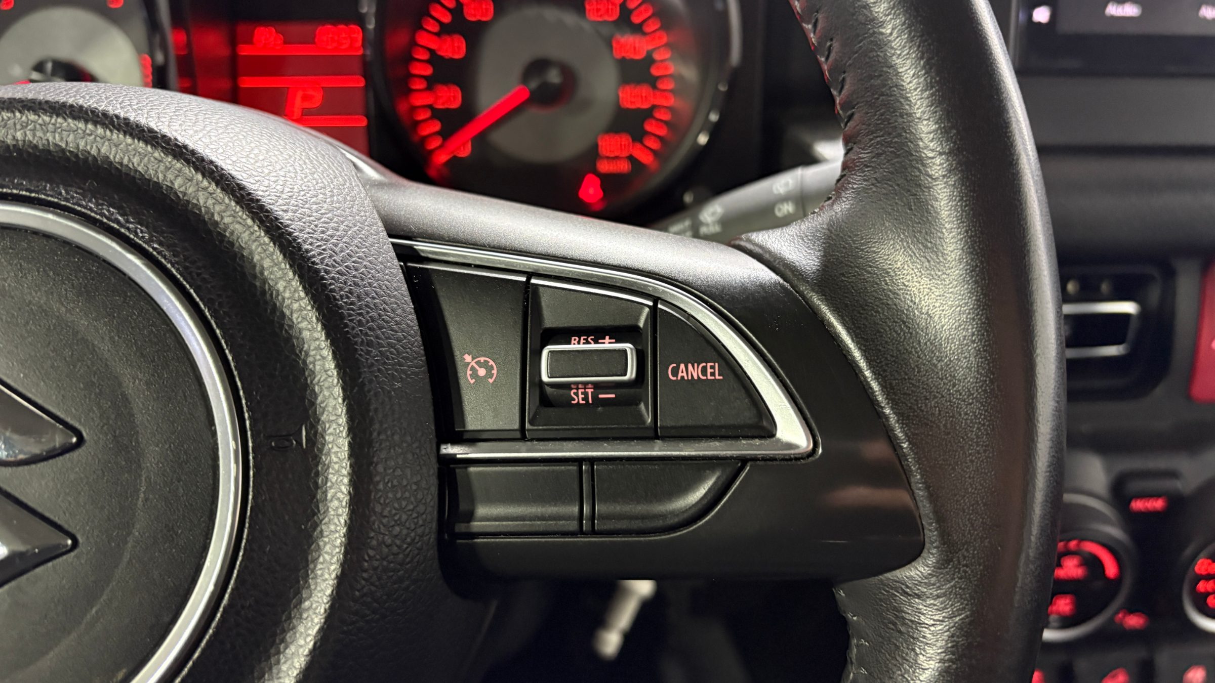 Suzuki Jimny — foto 15 de 23