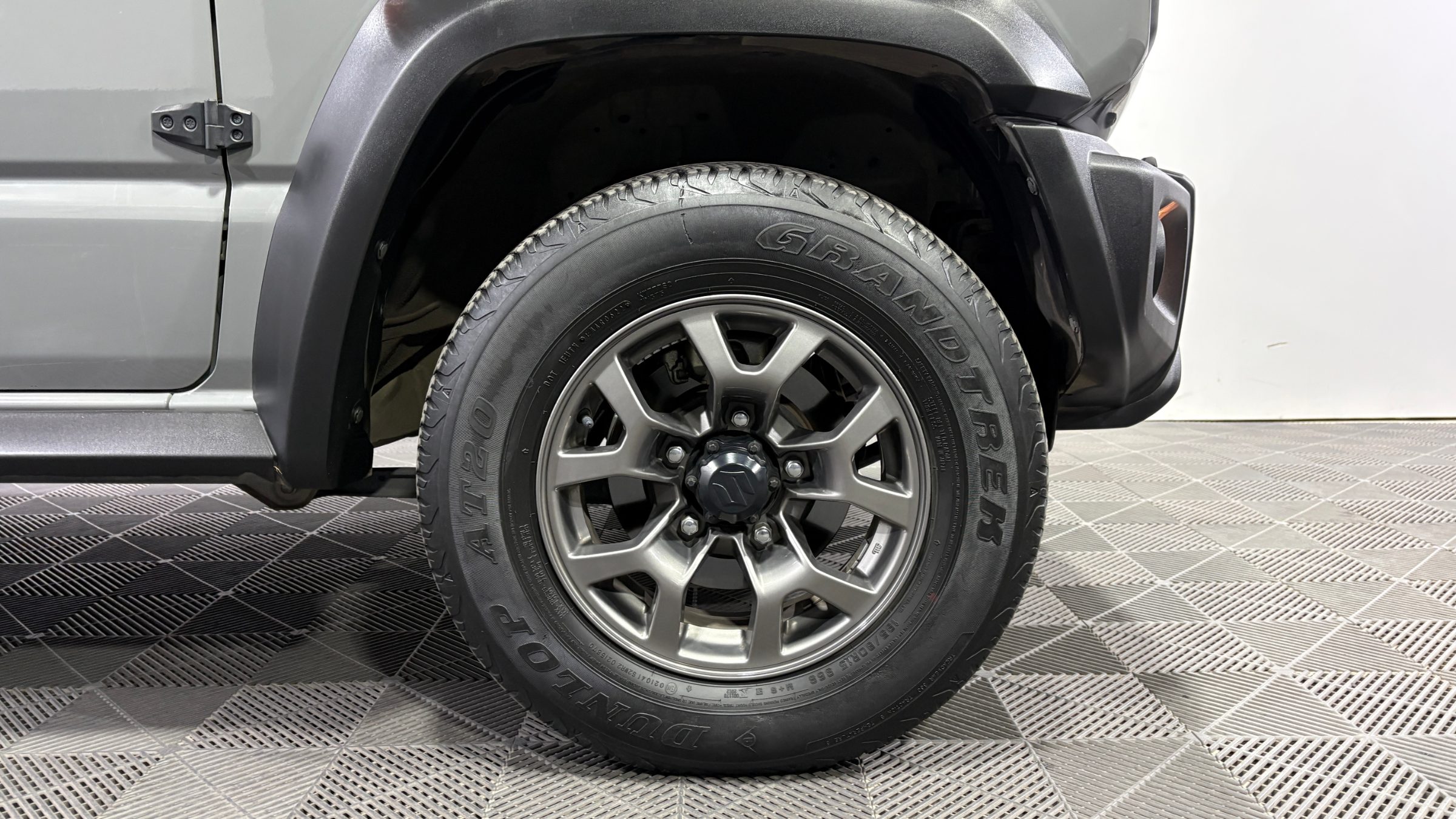 Suzuki Jimny — foto 21 de 23