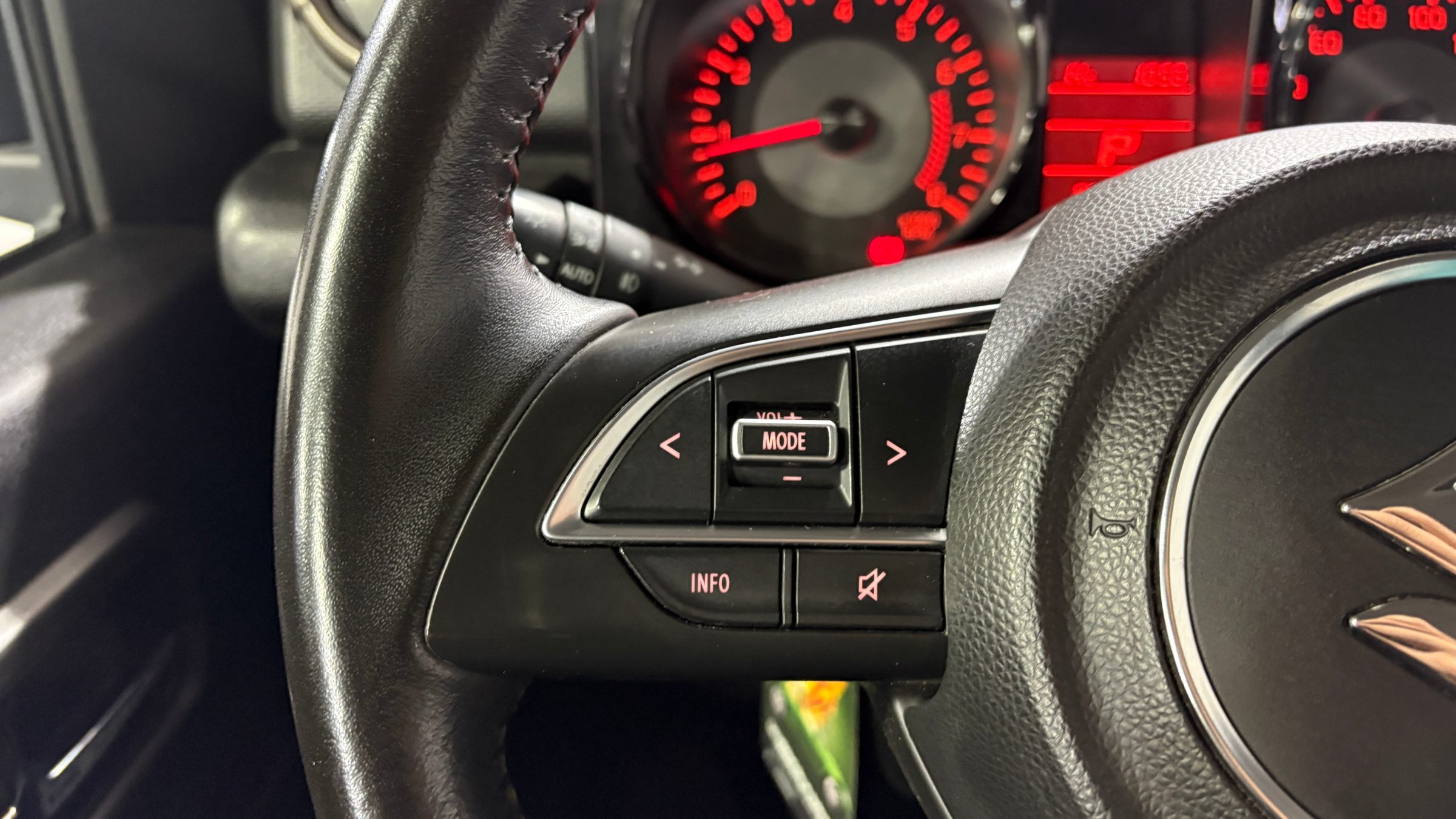 Suzuki Jimny — foto 14 de 23