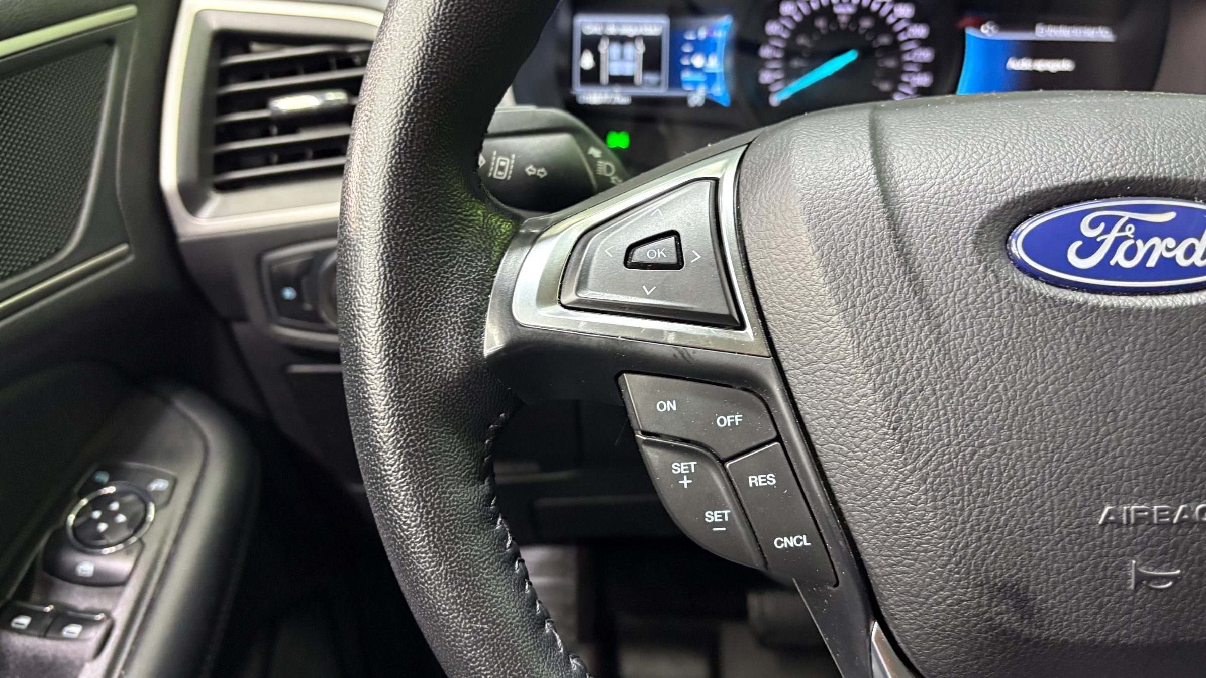 Ford Edge — foto 14 de 21