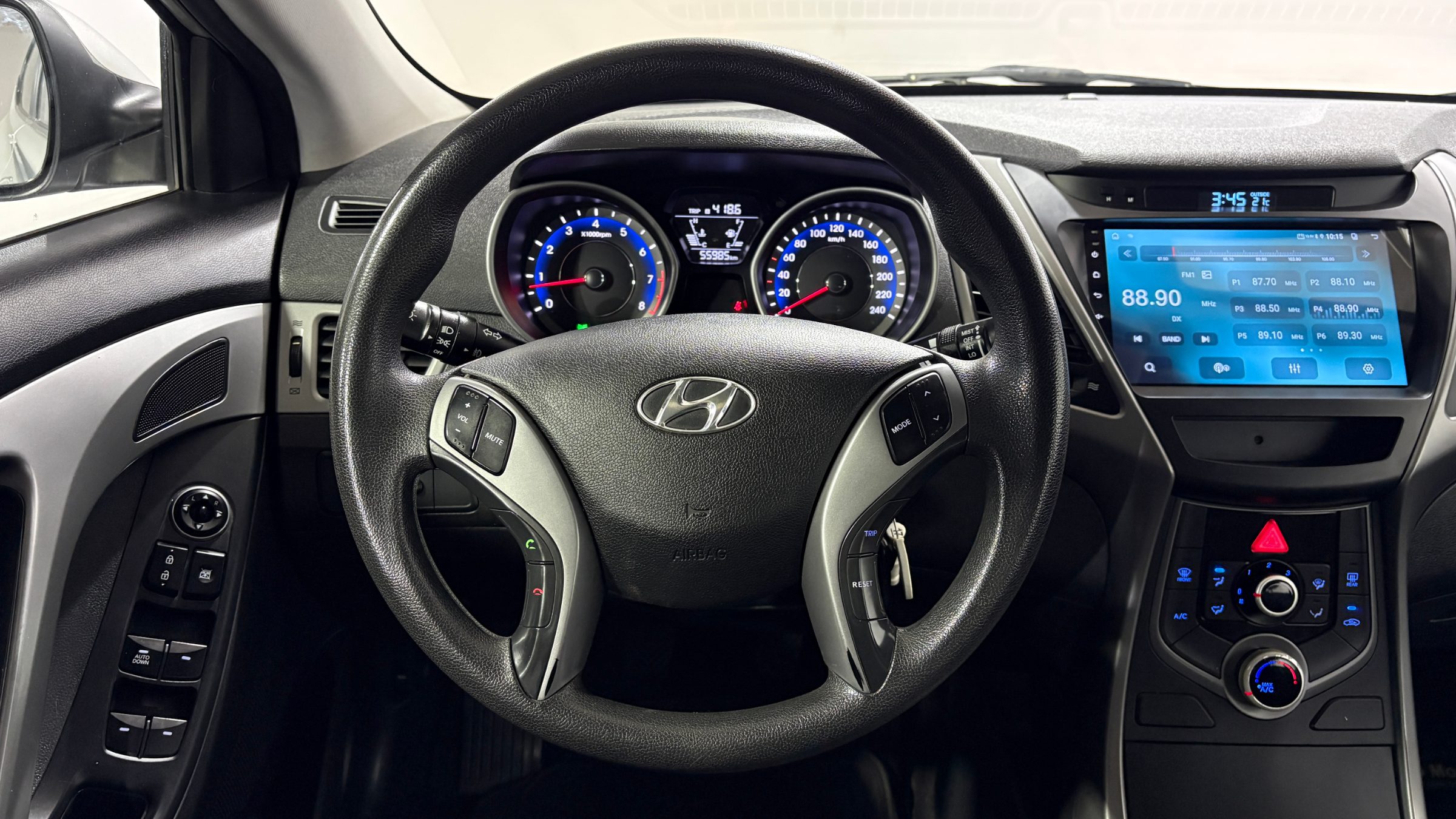 Hyundai Elantra — foto 13 de 22