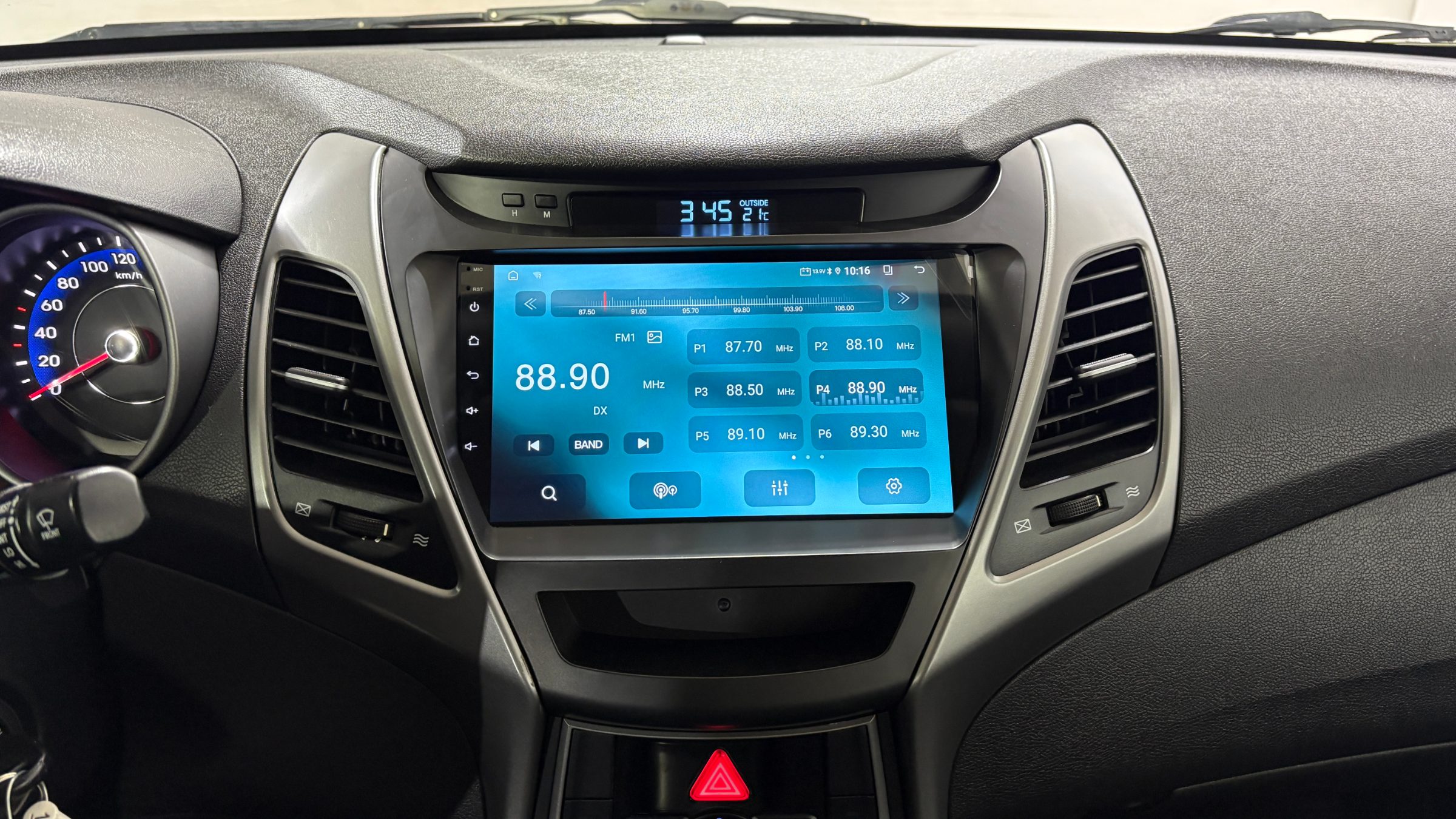 Hyundai Elantra — foto 18 de 22