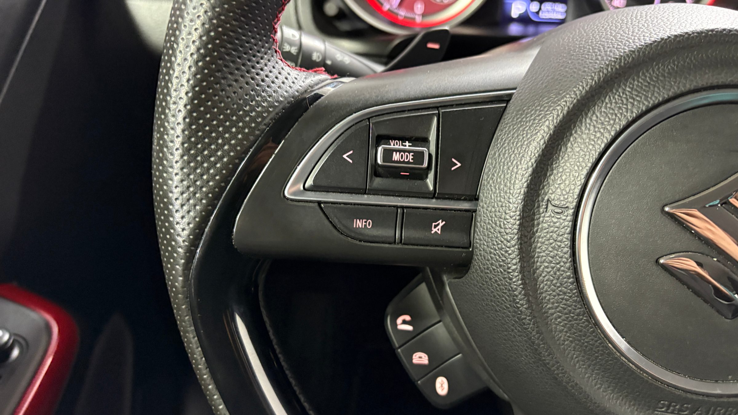 Suzuki Swift — foto 14 de 22